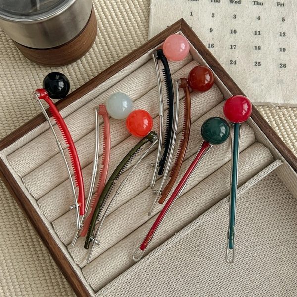 Cute Minimalist Women's Solid Color Arylic Hair Clip - Image 3