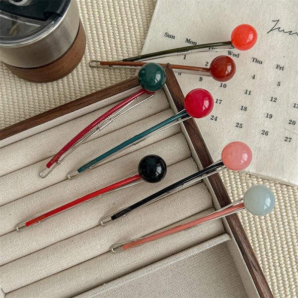 Cute Minimalist Women's Solid Color Arylic Hair Clip - Image 2