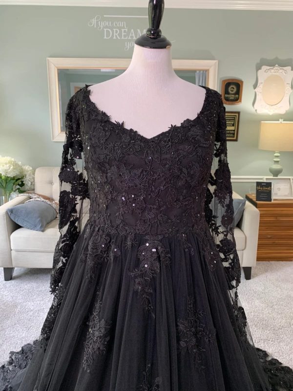 V Neck Long Sleeve Ballgown Black Lace Tulle Gothic Wedding Dress - Image 4