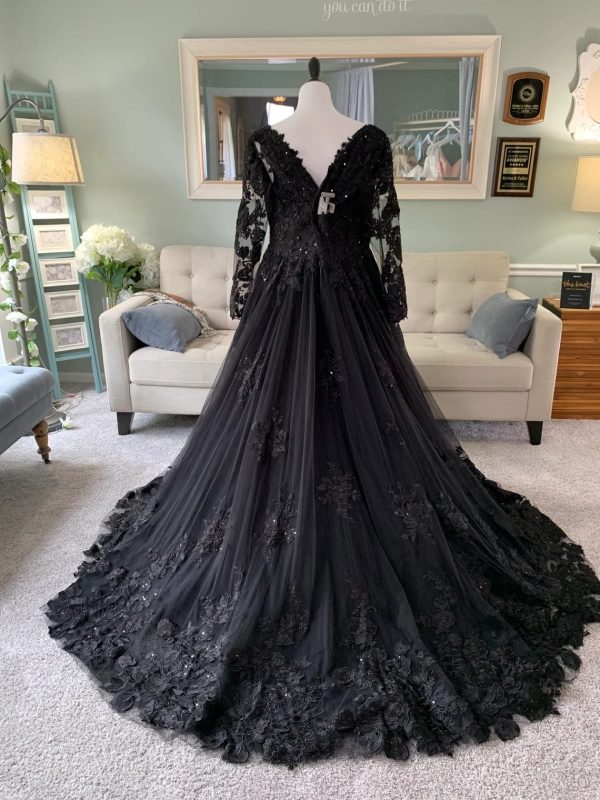 V Neck Long Sleeve Ballgown Black Lace Tulle Gothic Wedding Dress - Image 3