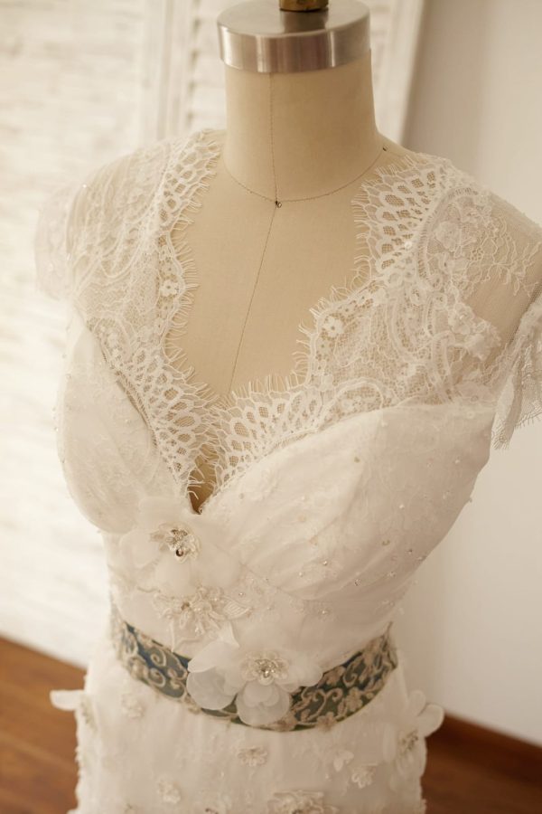 Vintage Keyhole Back Lace Chiffon Cap Sleeves Wedding Dress - Image 4